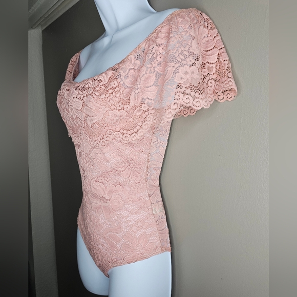 A'GACI Off the shoulder All Over Lace Pink Bodysuit. Size Small - Picture 3 of 14